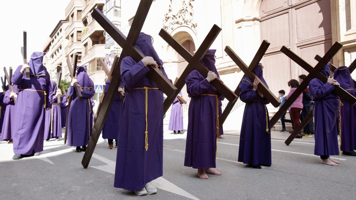 Muchos penitentes acudieron al Vía Crucis con los pies descalzos.