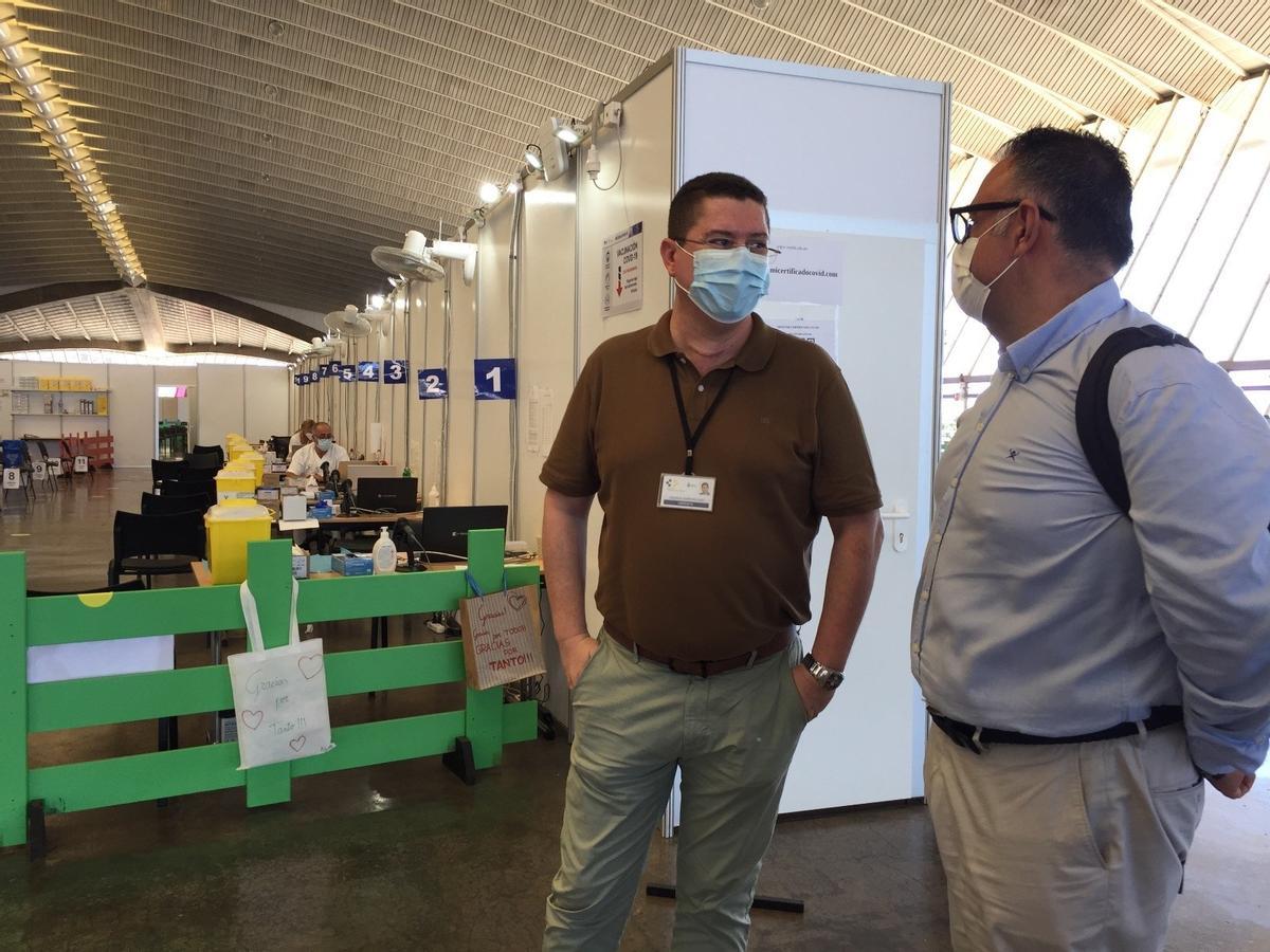 Archivo - El director del Servicio Canario de Salud, Conrado Domínguez, y el gerente de Atención Primaria de Tenerife, José Miguel Rodríguez