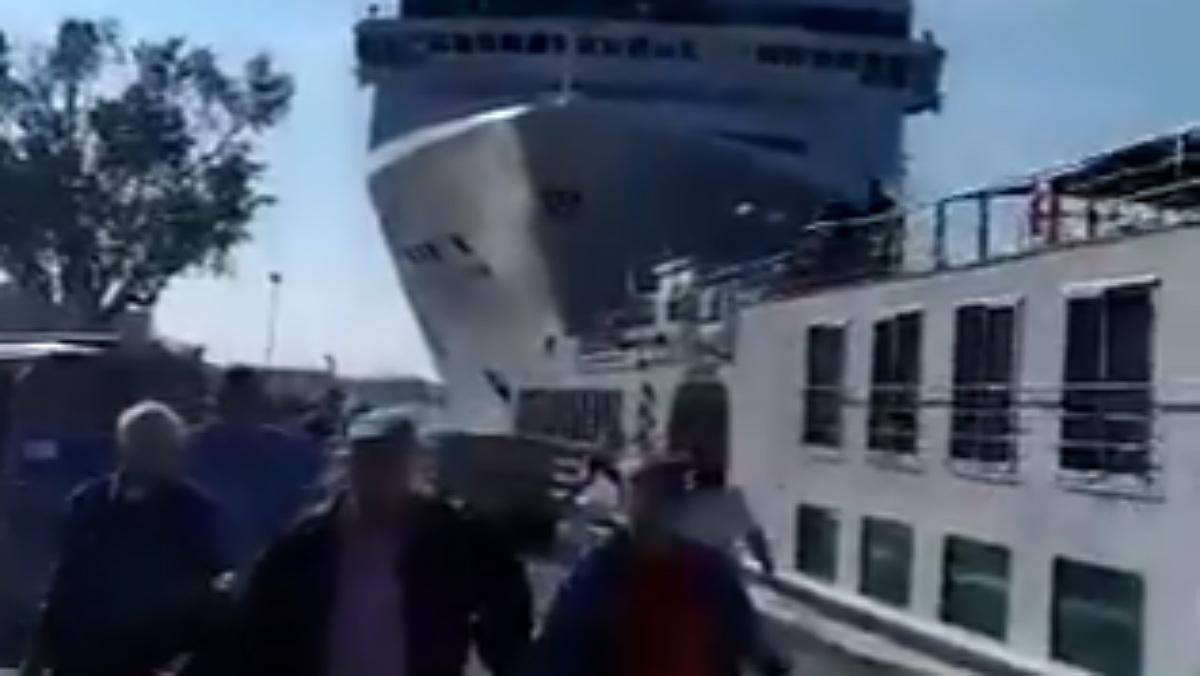 un-crucero-de-msc-choca-contra-un-barco-en-el-canal-de-giudecca-venecia