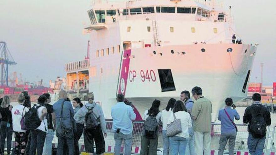 Desembarco del Aquarius, hace tres años, en el puerto valenciano, rodeado de medios de comunicación.