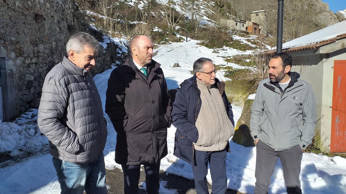 Por la izquierda, Belarmino Fernández, Juan Cofiño, Antonio Álvarez y Fernando Alonso, ayer, en Caunedo.