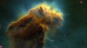Nebulosa de l’Àguila, a la constel·lació de la Serp, a uns 7.500 anys llum. Va ser fotografiada el 1995. Els coneguts popularment com a Pilars de la Creació (en la imatge només s’hi observa el primer de tres) són en realitat columnes d’hidrogen. La famosa imatge s’ha convertit en una icona de la ciència-ficció (apareix, per exemple, en la pel·lícula ’Contact’).