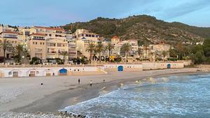 Un banyista de 74 anys mor ofegat a la platja Terramar de Sitges