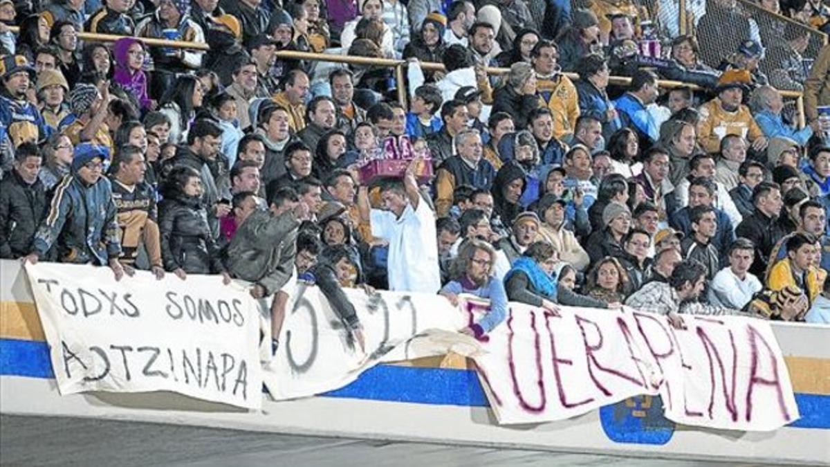 «Fuera Peña» 8 Seguidores de fútbol cuelgan pancartas sobre los estudiantes de Ayotzinapa, en México.