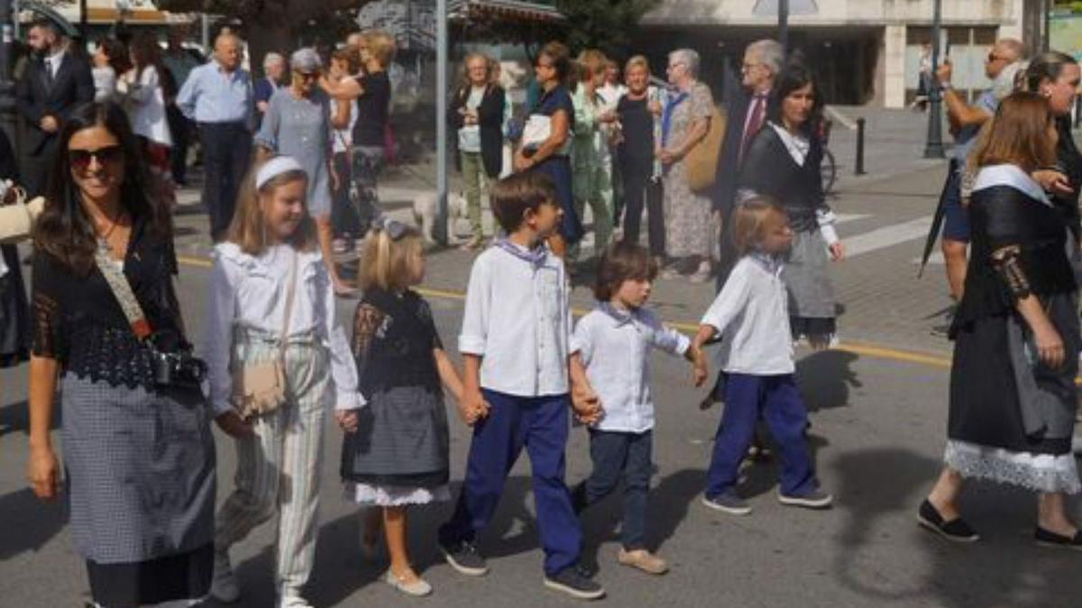 Un grupo de niños en la procesión.