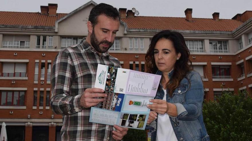 Alberto Pajares y Susana García, con el plano en La Fresneda.