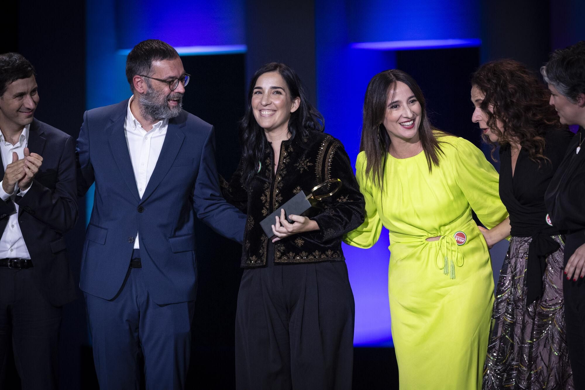 SAN SEBASTIÁN (PAÍS VASCO), 27/09/2025.- La realizadora Alauda Ruiz de Azúa tras recibir la Concha de Oro en la gala de clausura del 73 Festival Internacional de Cine de San Sebastián, por su película ´Los Domingos´, que se celebra hoy sábado en la capital donostiarra. EFE/Javier Etxezarreta