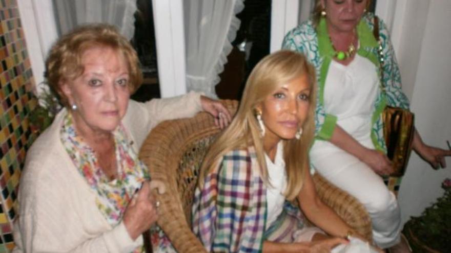 Lomana, entre su madre, Josefa Gutiérrez-García, y una amiga, ayer, en su casa.
