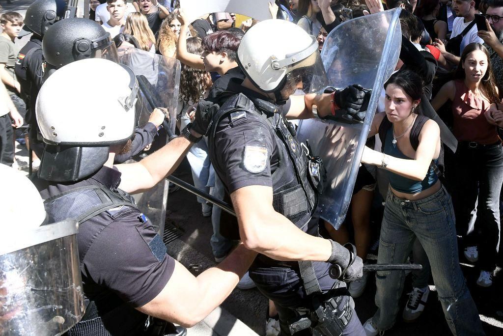 Todas las imágenes de la protesta por la Ebau y las cargas policiales junto a la Consejería de Educación