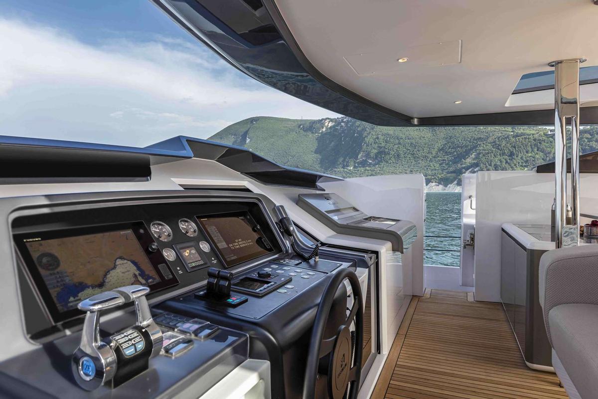 Imágenes de un yate de lujo Saetta 106 construído por Custom Line