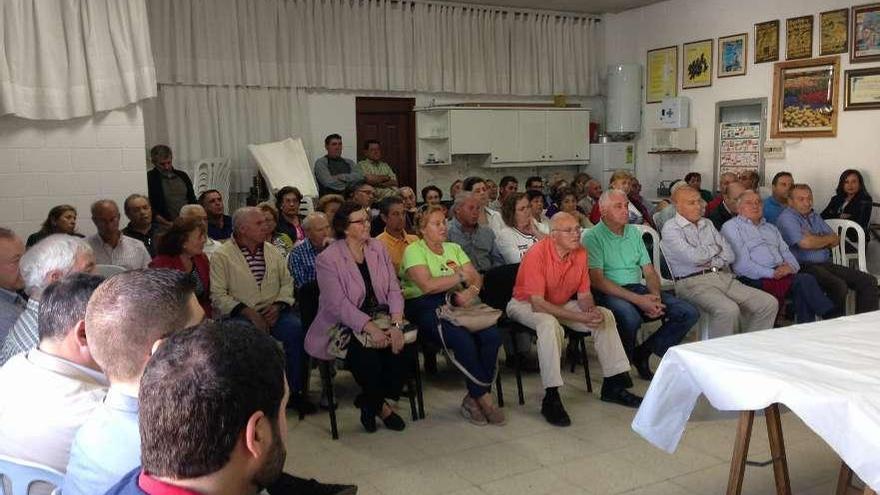 Reunión de los vecinos con los concejales del PP.