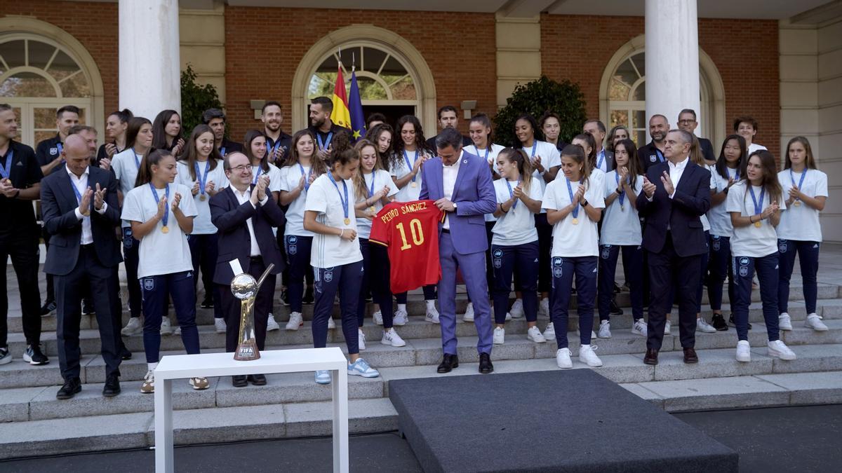 La recepción de Pedro Sánchez a la selección femenina Sub-20, en imágenes