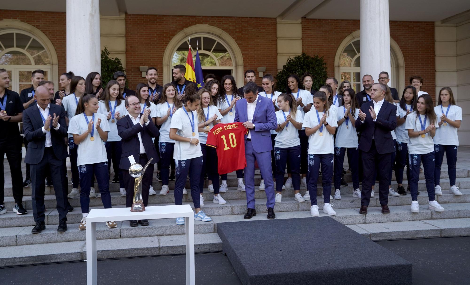 La recepción de Pedro Sánchez a la selección femenina Sub-20, en imágenes