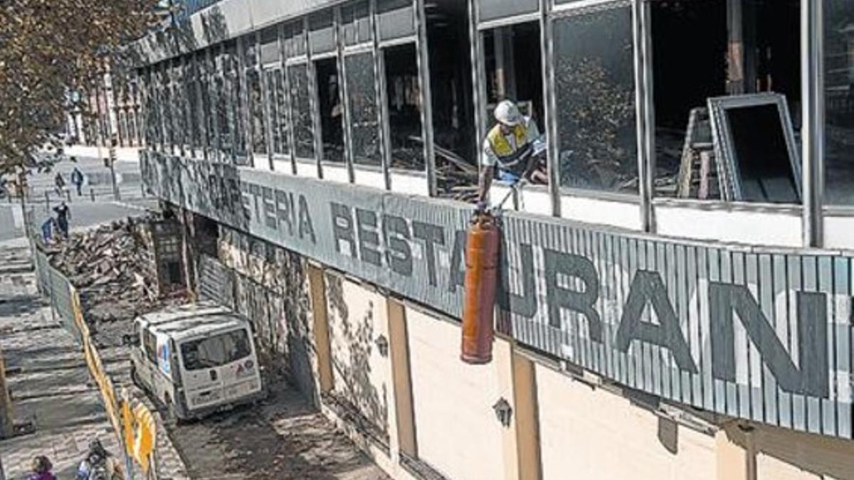 Demolición del restaurante La Pèrgola, frente a las fuentes de Montjuïc.