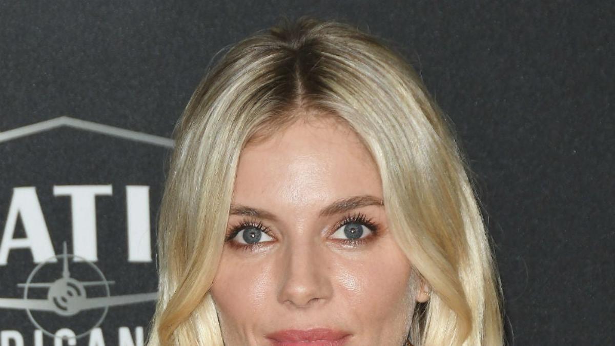 Sienna Miller con un maquillaje y peinado muy natural