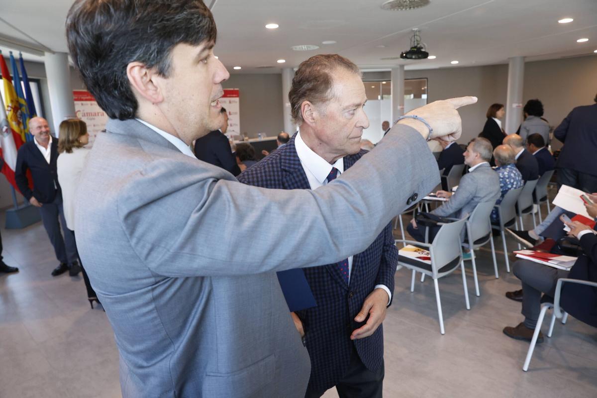 Inicio del plenario de la Cámara de Comercio de Gijón en donde se elegirá a Félix Baragaño como presidente.