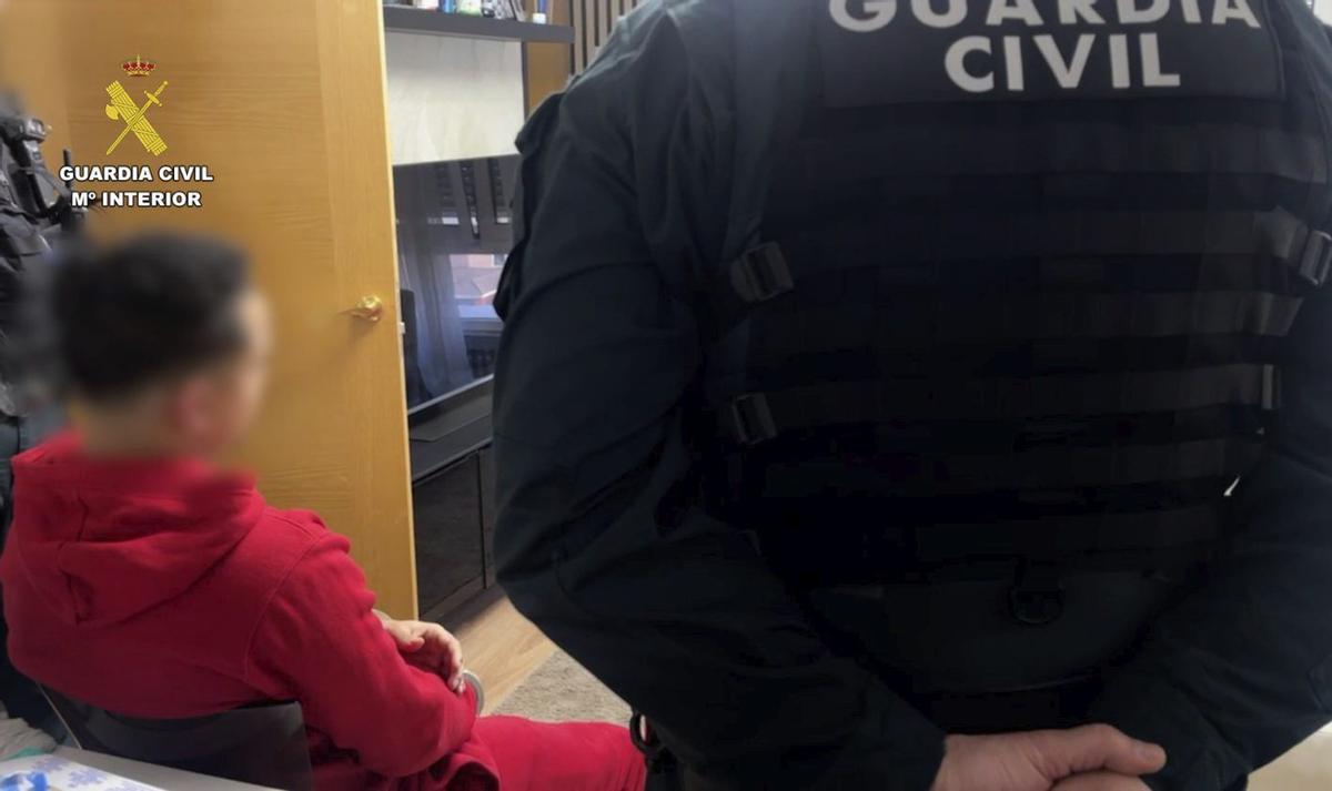 José Enrique G. S., durante el registro de su piso en Gijón. | GUARDIA CIVIL