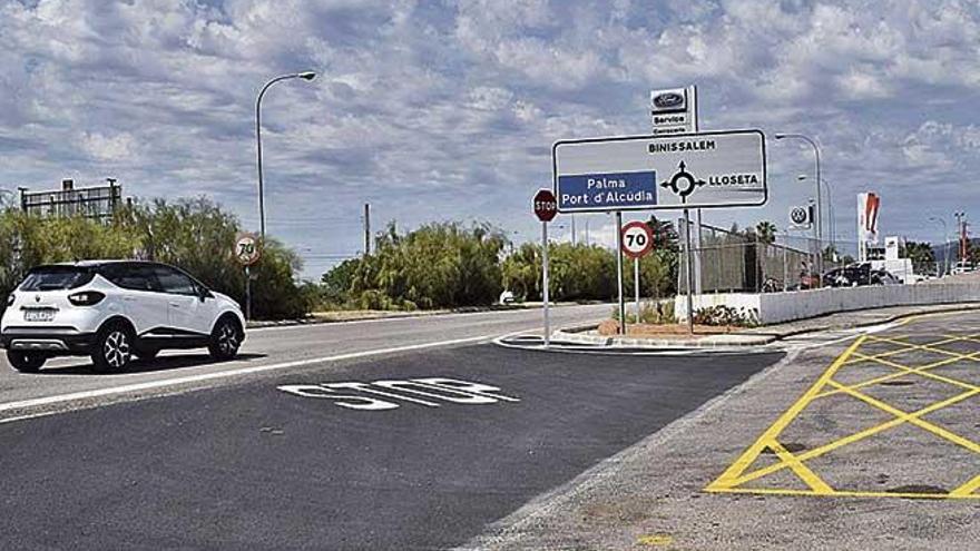 Un vehículo circula por la antigua travesía de la carretera de Palma ante la nueva entrada.