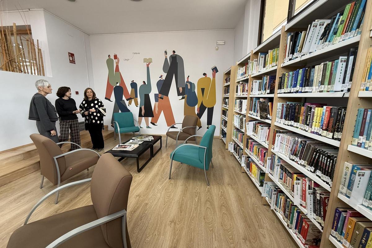 La alcaldesa de Benicàssim, Susana Marqués, y la concejala de Educación, Rosa María Gil, durante su visita al renovado espacio de lectura infantojuvenil de la biblioteca municipal.