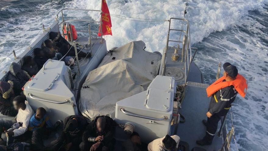 Una patrulla de la Marina Real de Marruecos realizando una operación de rescate de migrantes.