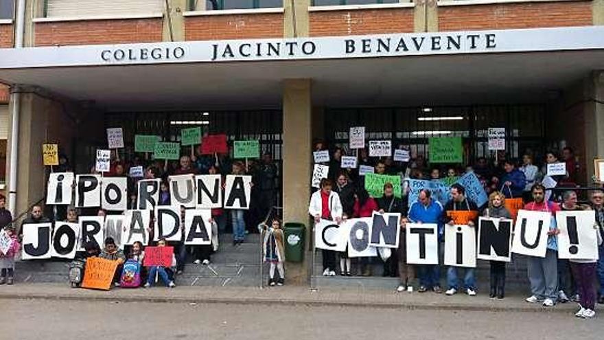 Familias de alumnos del Colegio Jacinto Benavente, ayer, durante la protesta.