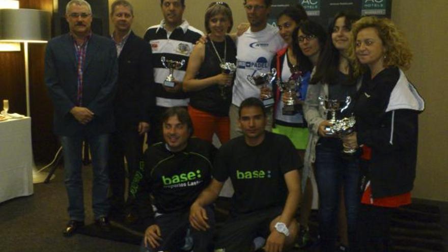 Los ganadores posan con sus respectivos trofeos.