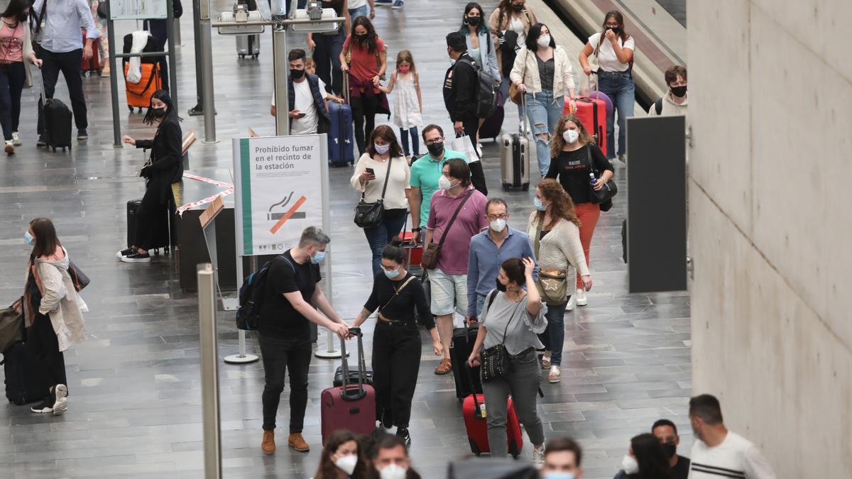 Pasajeros en la estación Zaragoza Delicias