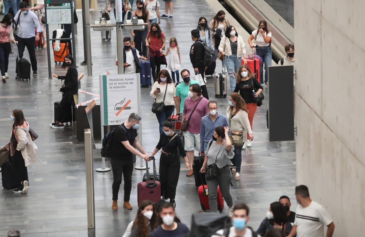 Pasajeros en la estación Zaragoza Delicias