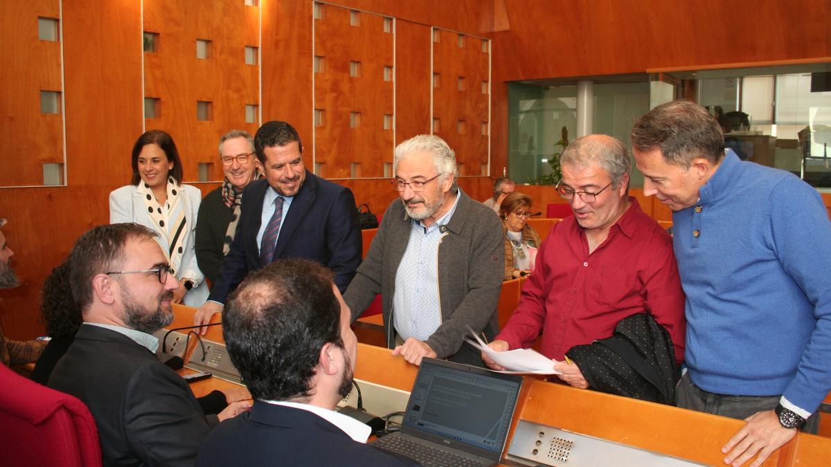 El alcalde con integrantes de la Mesa del Soterramiento, este martes.