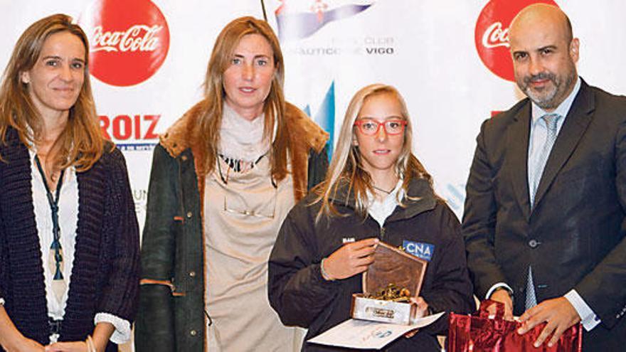 Aina Colom recibe el trofeo de vencedora absoluta.