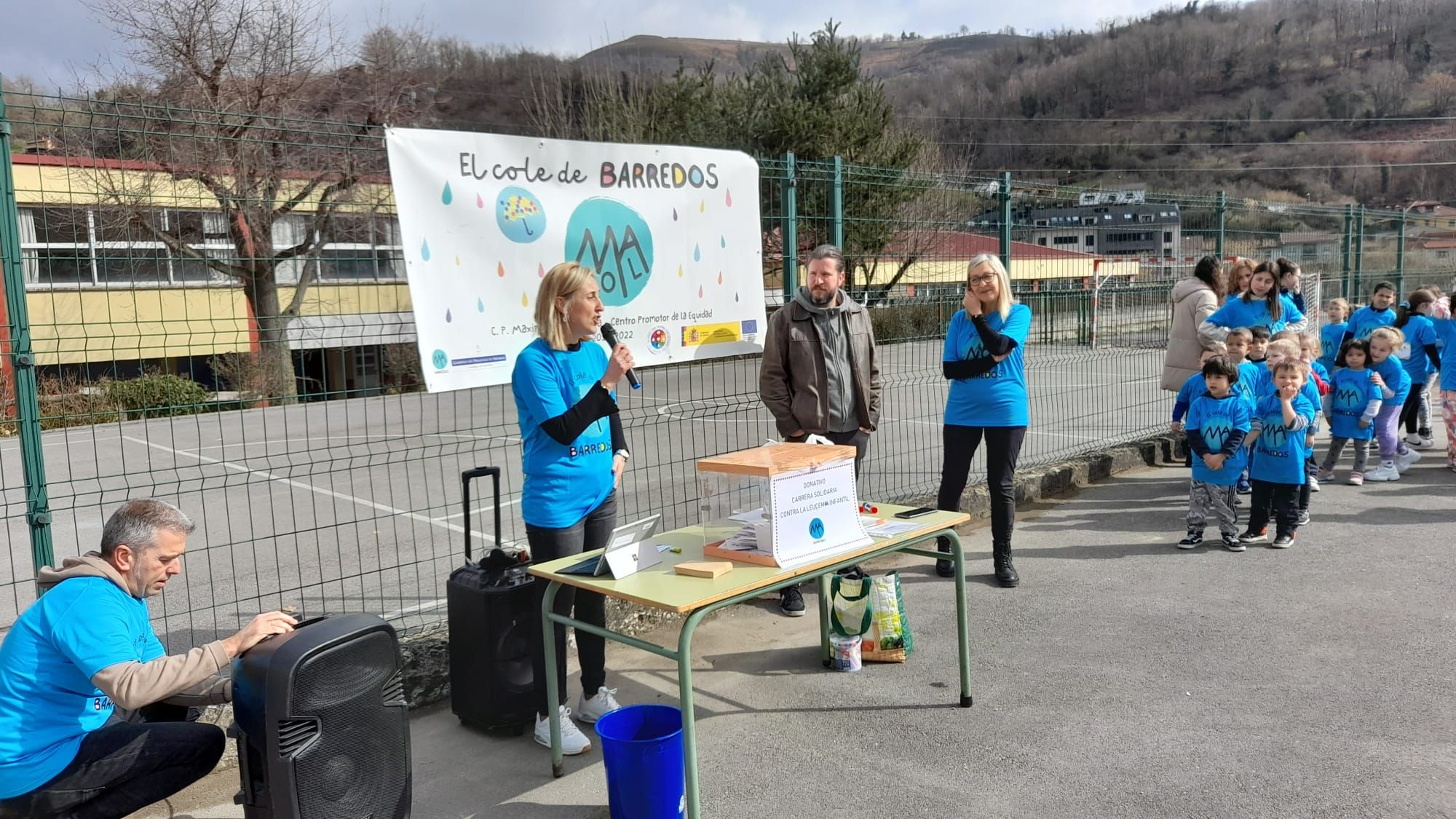 Los "neños" corren contra la leucemia infantil: los alumnos del cole de Barredos, con la Fundación Unoentrecienmil