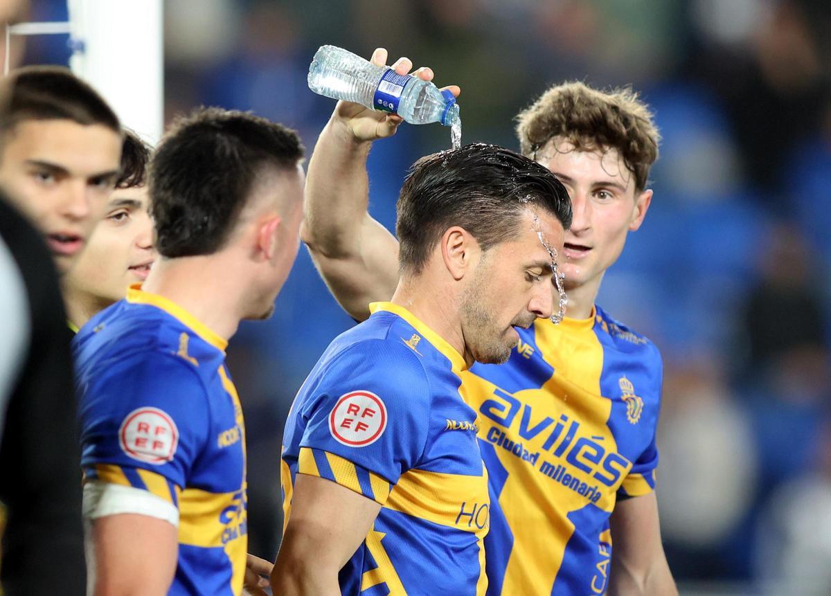 Javi Cueto le tira agua a Natalio en la celebración del gol