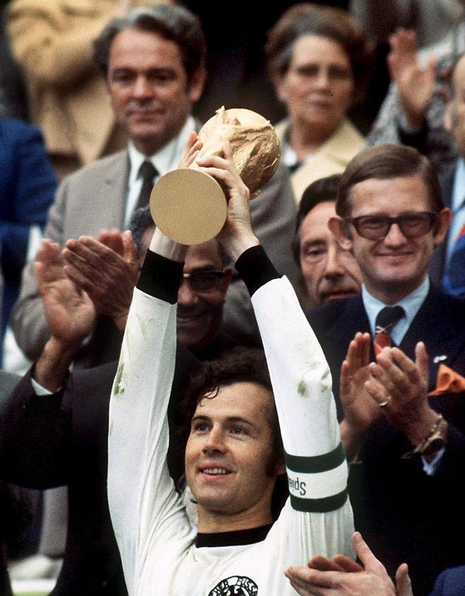 Franz Beckenbauer, con el trofeo del Mundial de 1974 tras el partido de la final disputado contra Holanda