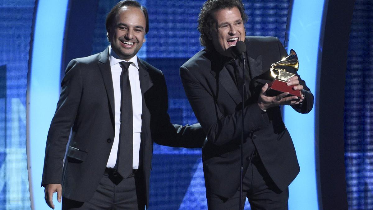 Carlos Vives recibe el premio de mejor canción por 'La bicicleta' de manos de Andrés Castro.