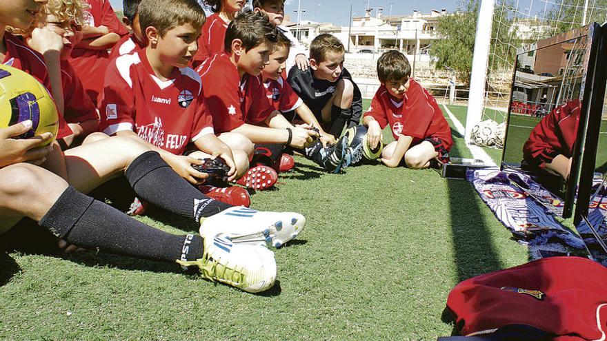 Un grupo de niños, ante una pantalla con videojuegos.