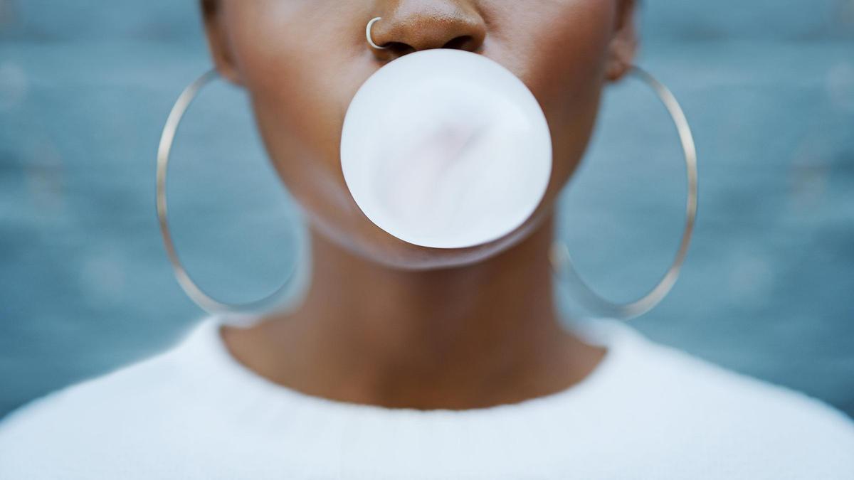 Chica mascando chicle