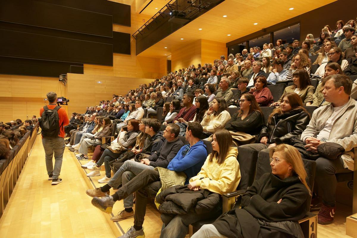 La Jornada de Portes Obertes «En família a l’UJI» mostra a 1.200 persones l’oferta formativa i les instal·lacions i serveis del campus La Jornada de Portes Obertes «En família a l’UJI» mostra a 1.200 persones l’oferta formativa i les instal·lacions i serveis del campus