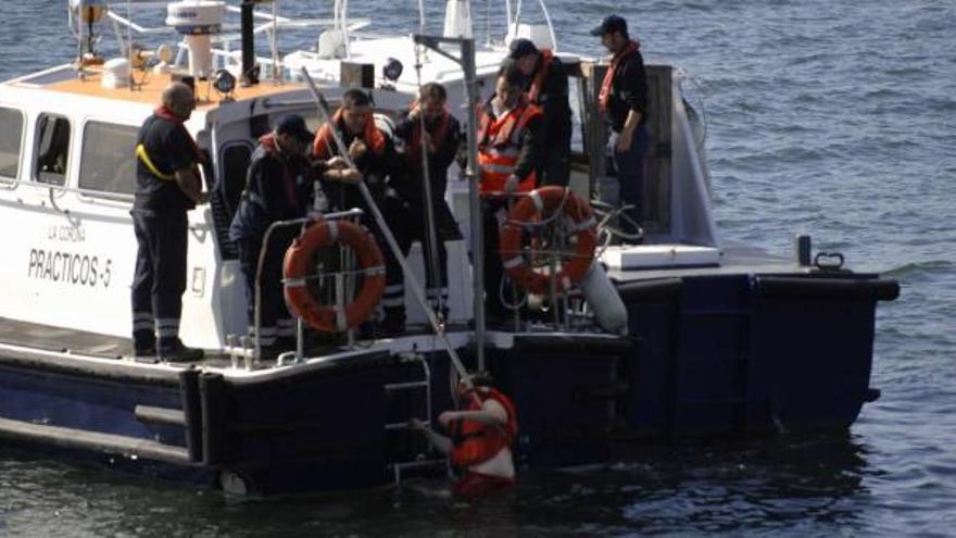 Los prácticos rescatan a una de las &#039;víctimas&#039; del accidente simulado en el muelle de Trasatlánticos. / antón varela