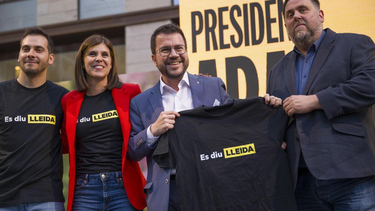 El presidente catalán y candidato de ERC a la reelección, Pere Aragonès (2d), el presidente de Esquerra Republicana, Oriol Junqueras (d), y la delegada del Gobierno en Lleida, Marta Vilalta (2i) en un mitin de Esquerra Republicana en Lleida.