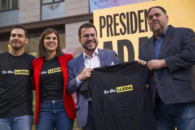 El presidente catalán y candidato de ERC a la reelección, Pere Aragonès (2d), el presidente de Esquerra Republicana, Oriol Junqueras (d), y la delegada del Gobierno en Lleida, Marta Vilalta (2i) en un mitin de Esquerra Republicana en Lleida.