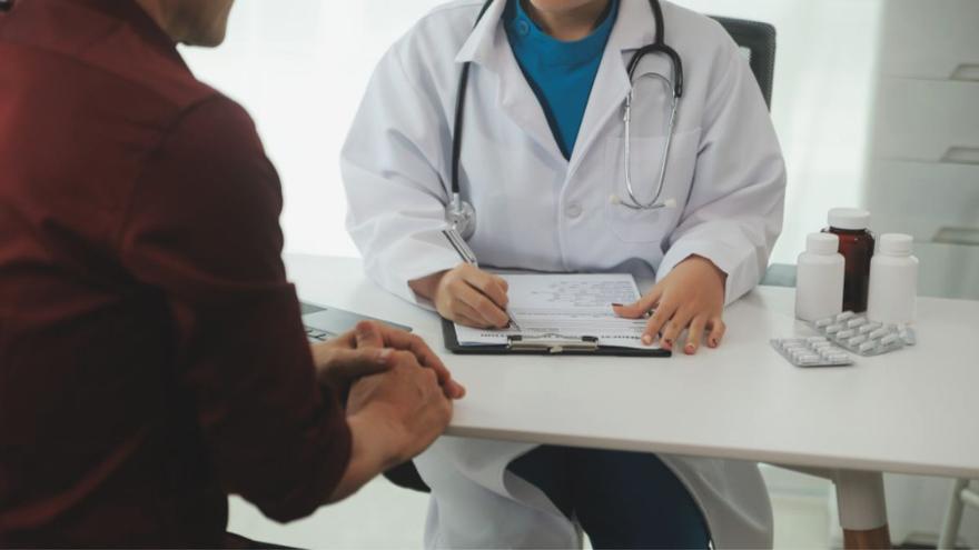 Un 74% de médicos españoles dicen que la burocracia les roba tiempo con sus pacientes: "Nos engulle el papeleo"