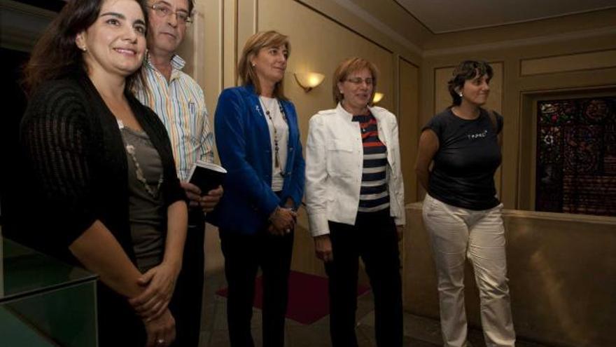Por la izquierda, Yolanda Alonso, Jesús Suárez, Esther Díaz, Pilar Varela y Ana Rivas, ayer, en el Ayuntamiento.