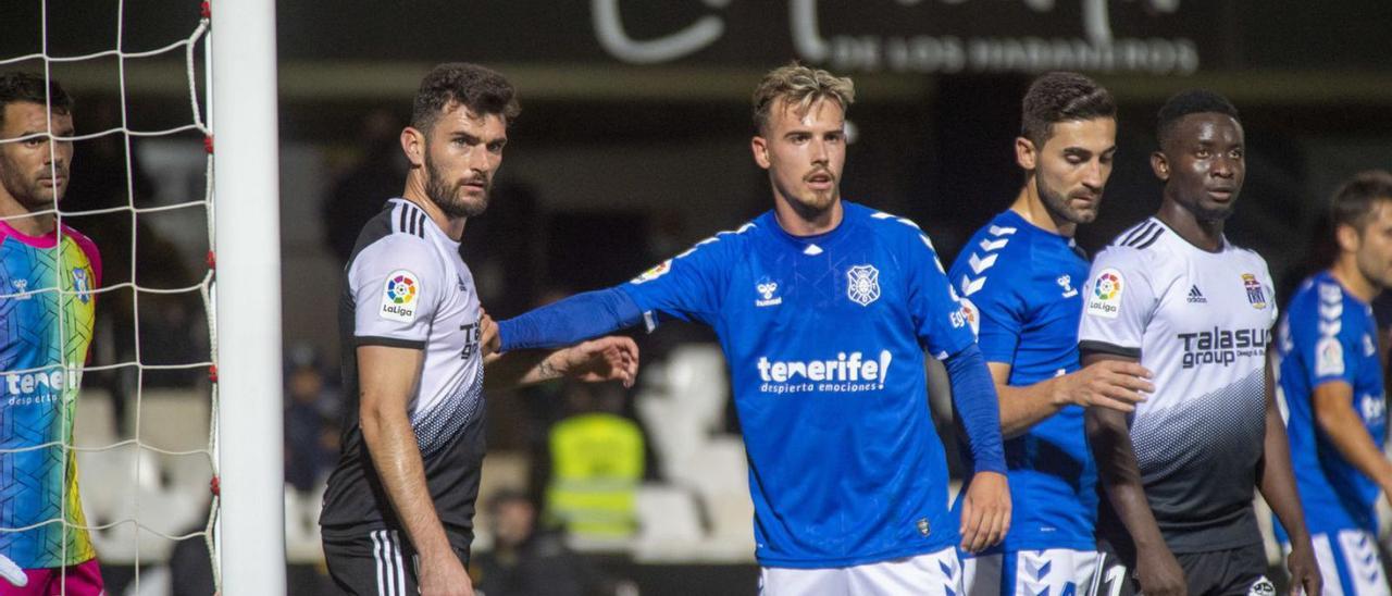 Imagen de archivo de un partido de esta temporada entre el FC Cartagena y el Tenerife. | IVÁN URQUIZAR