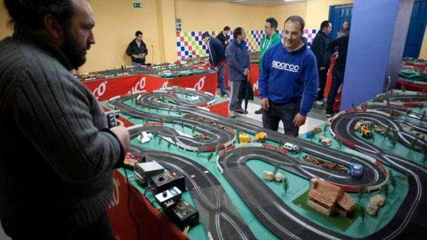 Los aficionados a las carreras de coches de slot abren la temporada en Piedras Blancas