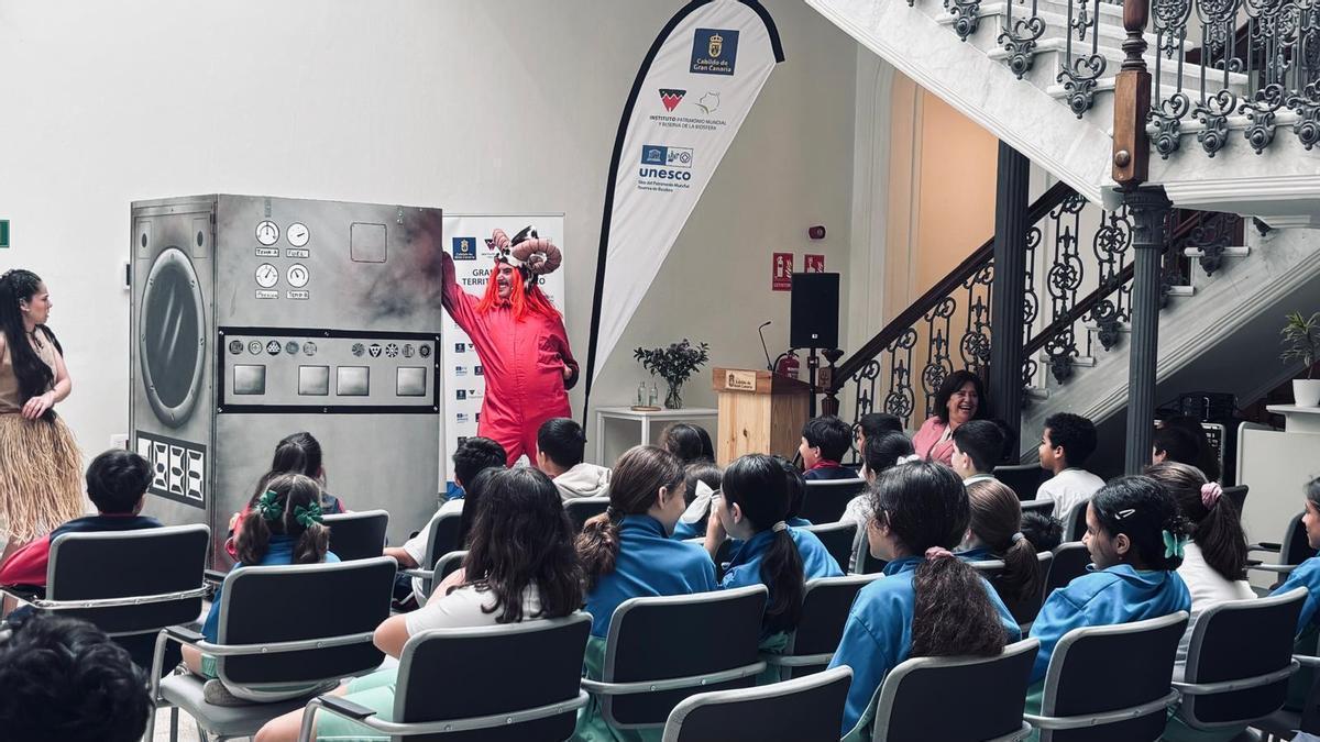 Un momento de la actuación ante los escolares.
