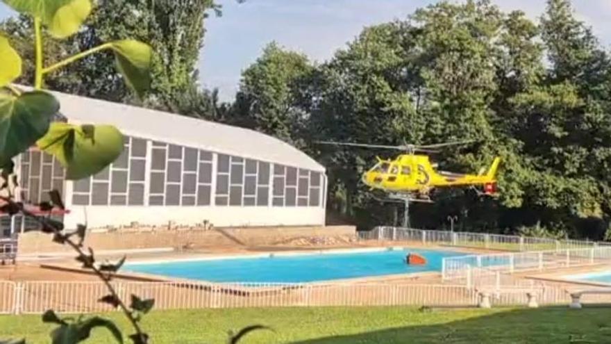 VÍDEO: Un helicópetro recarga agua en una piscina para apagar el incendio de Grado