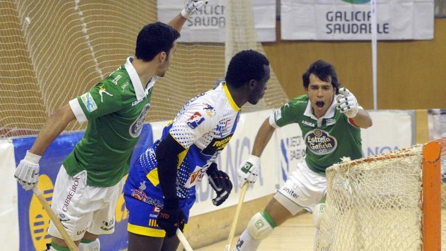 Jordi Bargalló celebra un gol con su hermano Pau