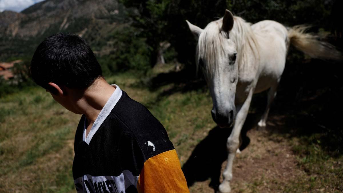 Eloy Moliner, de 12 años, es seguido por su caballo Gitano después del último día de clases en el pequeño pueblo español de Pitarque, Teruel, una de las regiones menos pobladas de la Unión Europea. Con el cierre de la escuela, Eloy será el único niño que quede en el pueblo. “Yo no quiero vivir de trabajar con animales, como hace mi familia. Es un trabajo muy duro. Preferiría ser Youtuber, pero en Pitarque no me quiero ir de aquí”, dice Eloy.