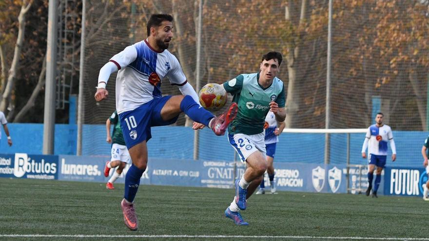 Daniel Martínez controla un balón en el partido ante el Alavés B.