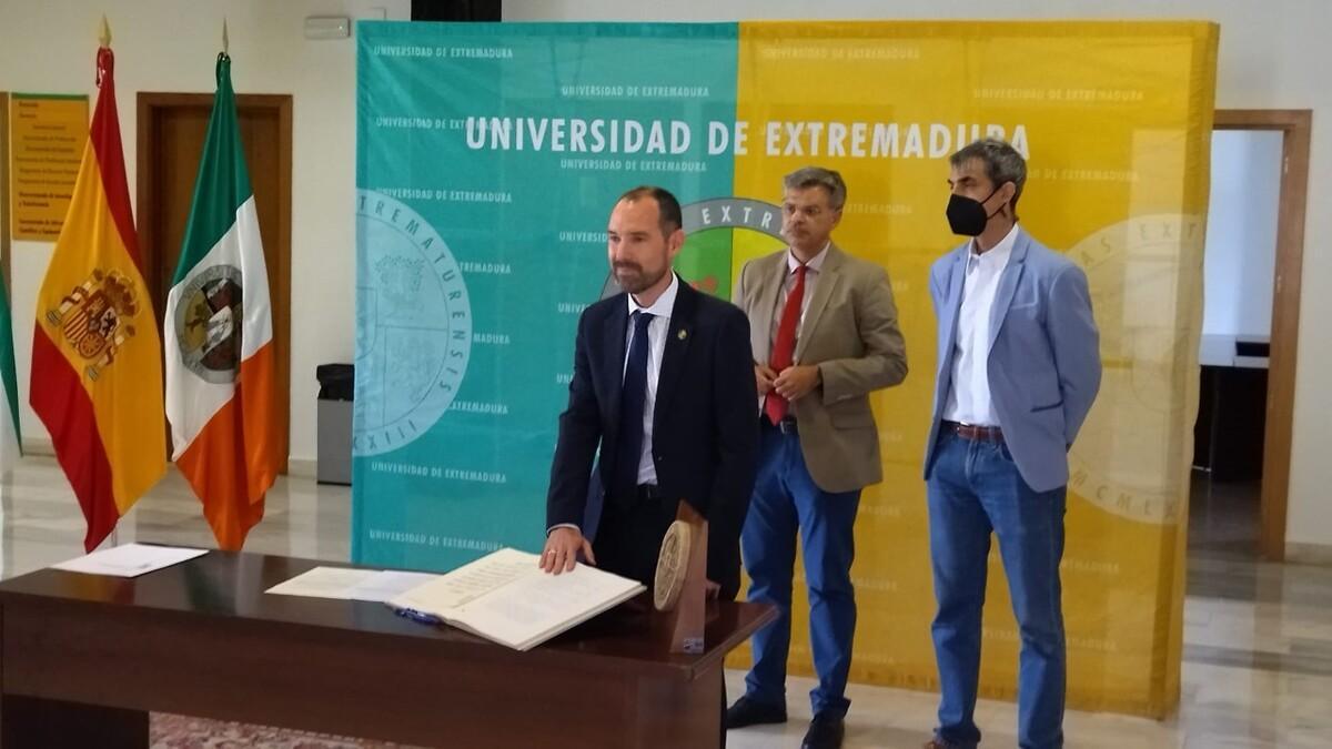 Momento de la toma de posesión de Daniel Martín Pena en el rectorado de Badajoz.